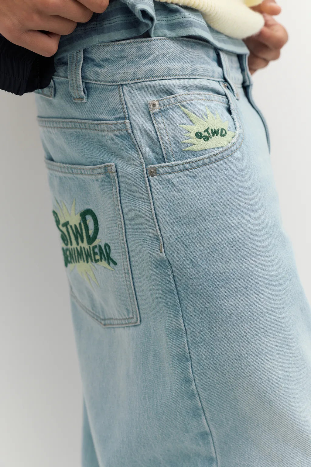 Jean barrel détail brodé